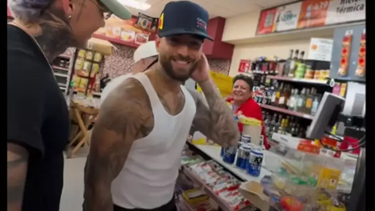 VIDEO_ Maluma va por cervezas a tienda en Monterrey y así reacciona cajero.jpg