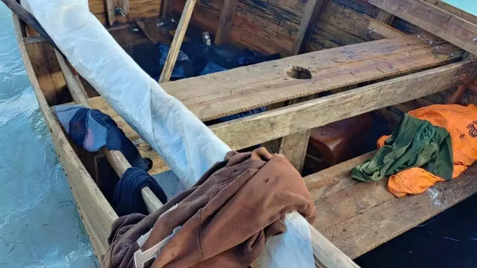 bote abandonado en Playa Tortugas