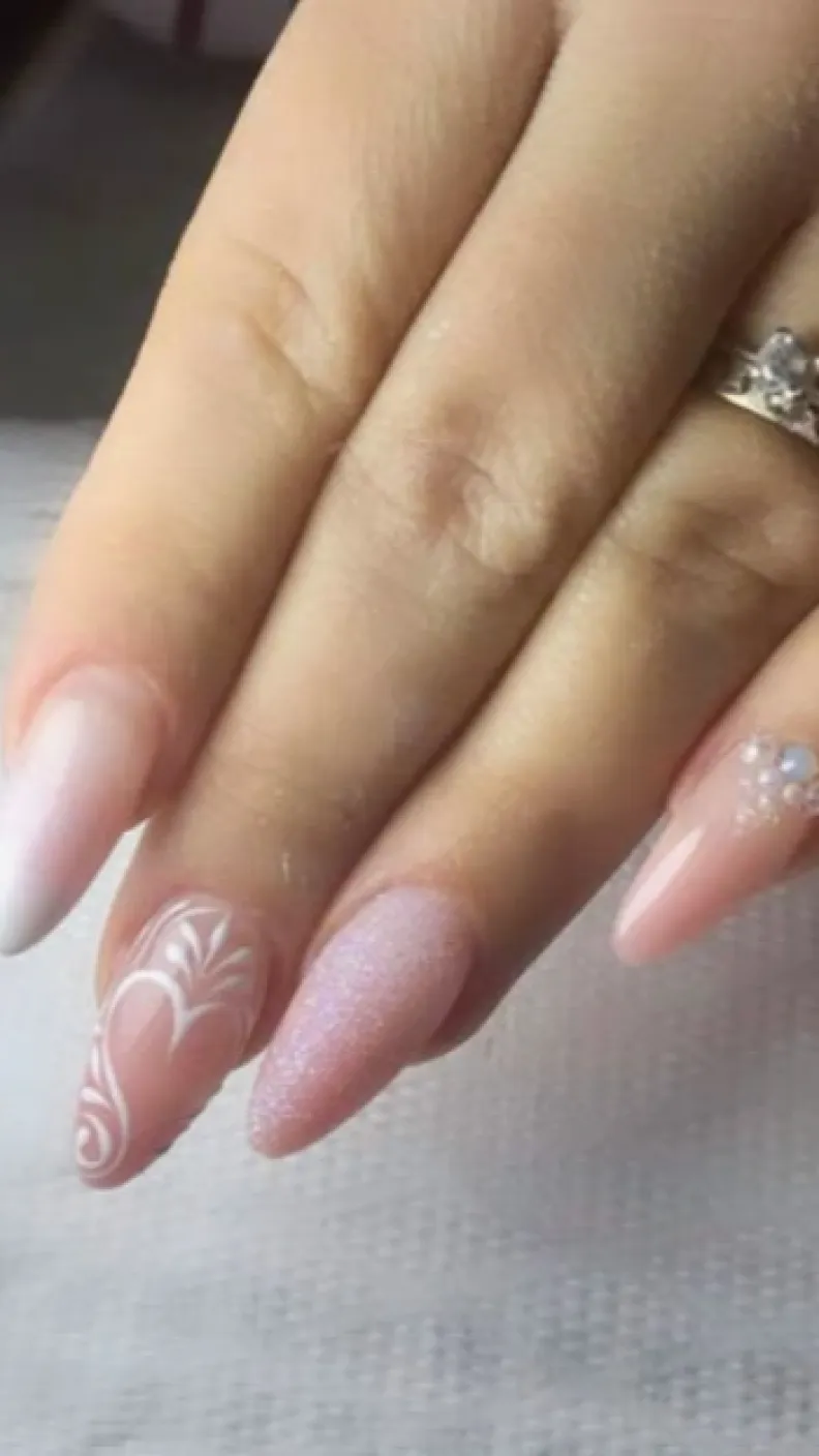 19 ideas de uñas rosas con brillos cortas y largas