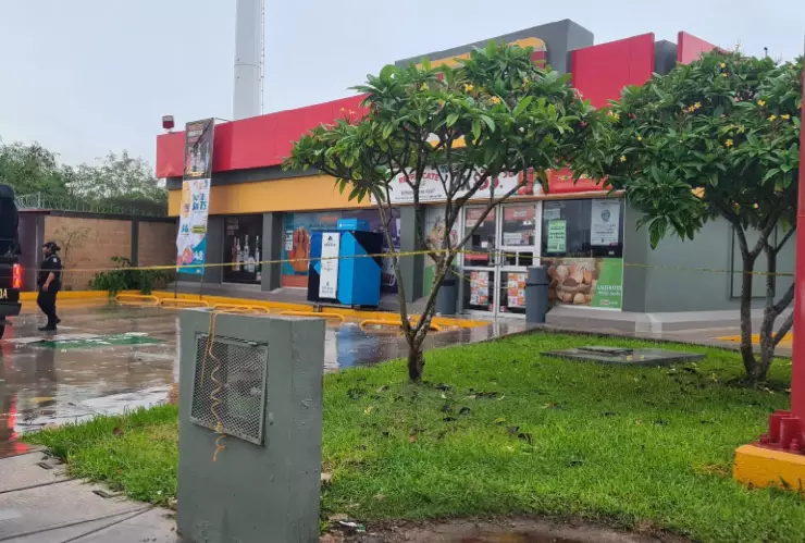 Lluvias en Mérida hoy provocan el colapso del techo de una tienda de conveniencia en Los Héroes