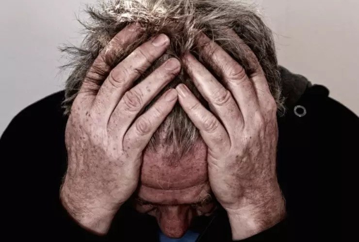 hombre dolor cabeza problemas