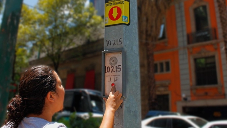 Las personas deben presionar el botón y esperar a que el operador les de una respuesta.