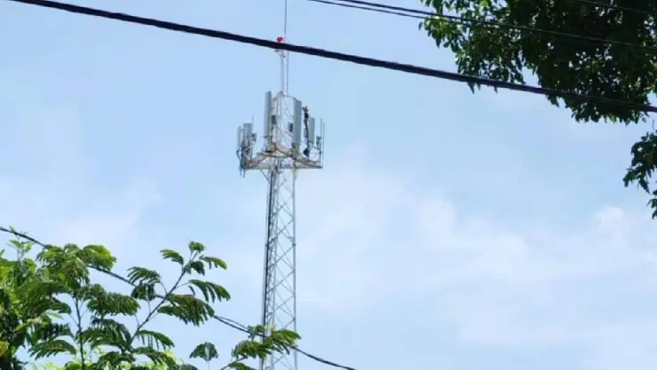 Hombre sube a antena en Mérida.