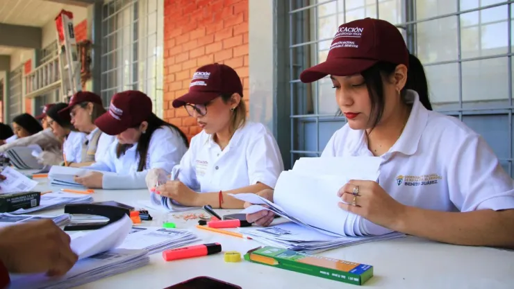 Entrega de tarjetas de la Beca Benito Juárez 2025