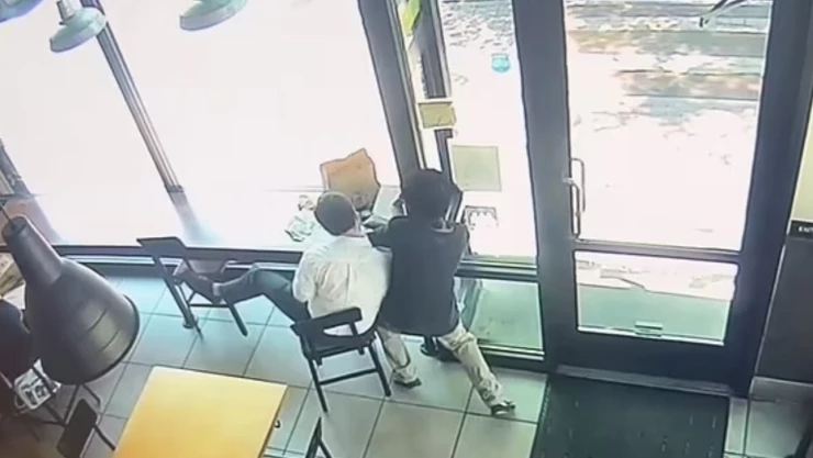 cinturón-morado-jiu-jitsu-enfrenta-ladrón-quitarle-celular-almuerzo-video