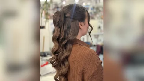 peinados para mujeres con el pelo ondulado: media coleta