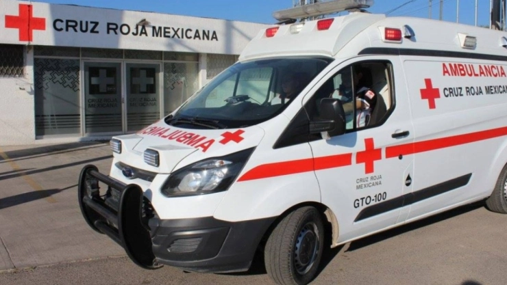 Bala perdida en ataque armado deja a niña de 10 años grave en León, Guanajuato. En la imagen se pude observar la imagen de una ambulacia de la Cruz Roja Mexicana tras el rescate una menor herida en violenta balacera en León.