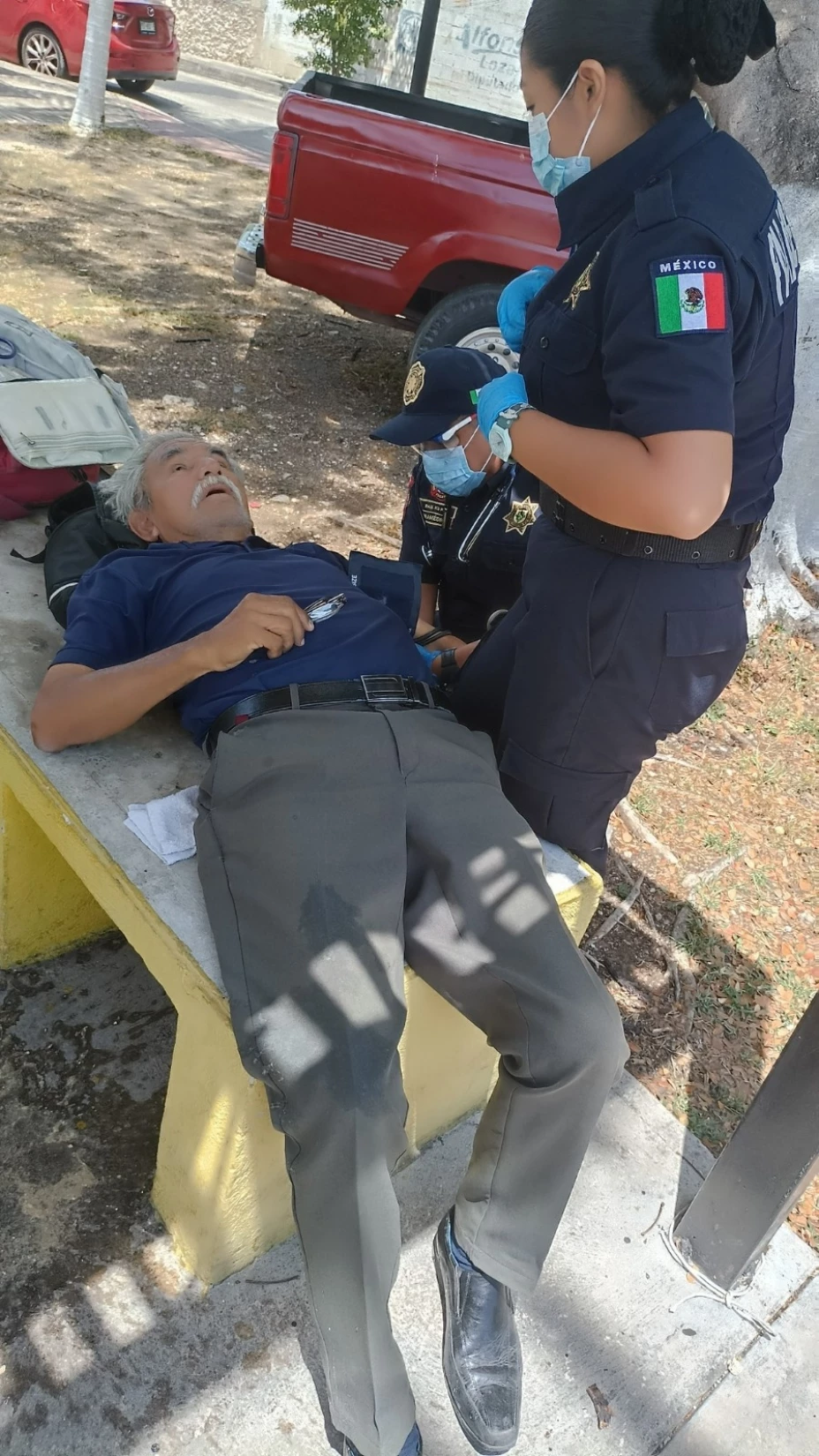 Abuelito desmayado en la Avenida Quetzalcóatl de Mérida desata movilización policiaca; ¿ya fue atendido?