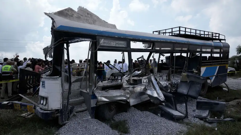 Un autobús de pasajeros tras ser embestido por un camión en Chevella, India.