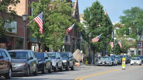 Vista de una calle de Hinsdale, en Illinois, durante un 4 de julio.
