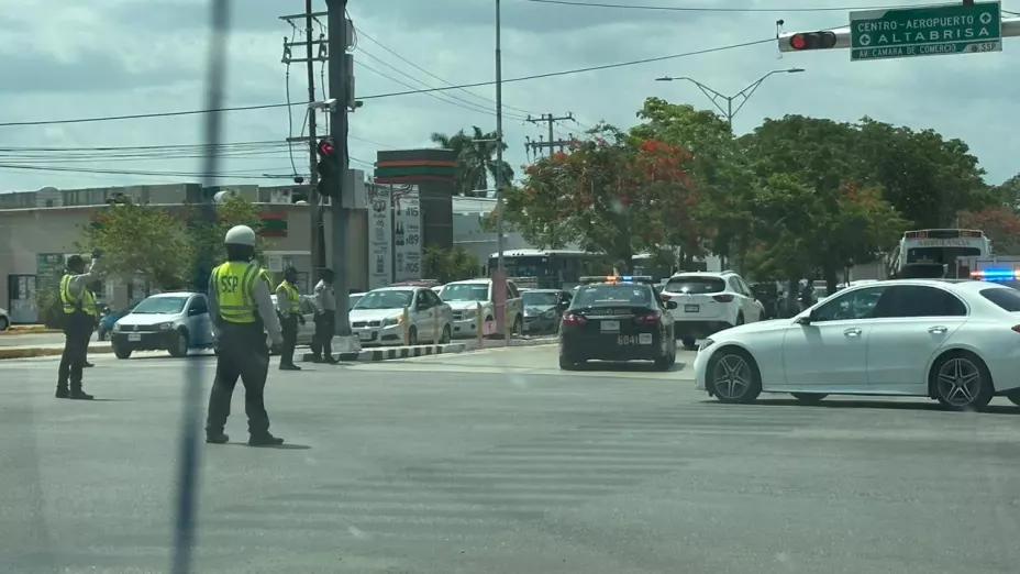 ¡Precaución! Volcadura de camioneta en Prolongación Montejo