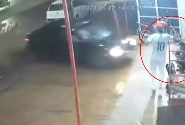 Video Atropella a su padrastro por abusar y golpear a su mamá