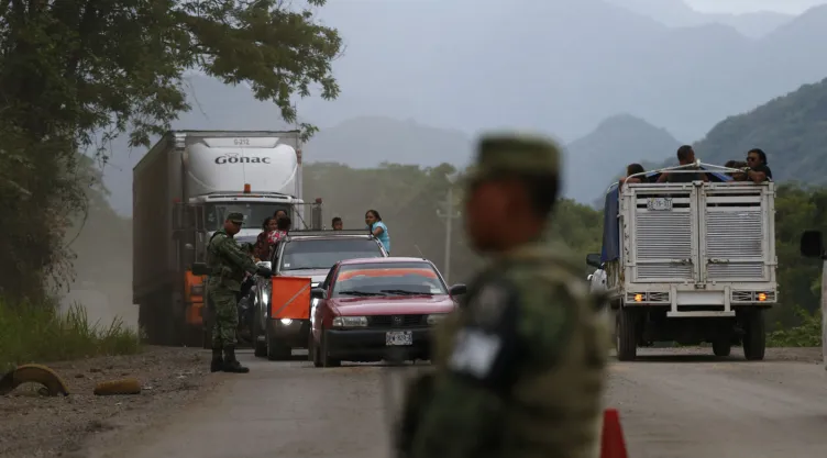 Soldados de la Guardia Nacional coordinan un retén temporal para detectar a migrantes, justo al norte de Ciudad Cuauhtémoc, estado de Chiapas, México, el sábado 15 de junio de 2019. Imagen, AP.