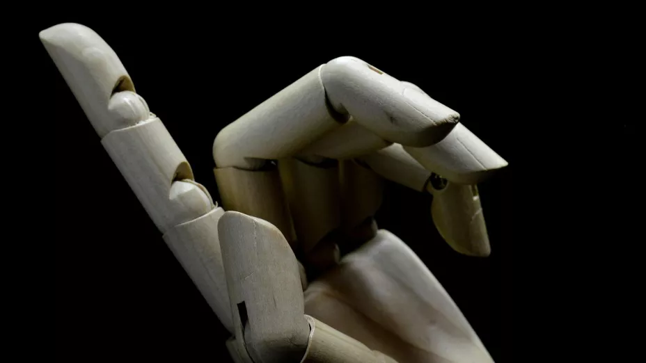 joven capta a un maniquí que parece observarlo