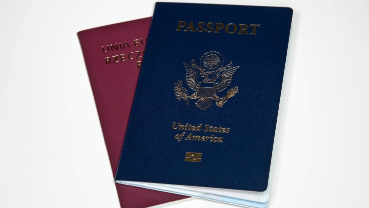 Un pasaporte de EU y otro de otra nacionalidad