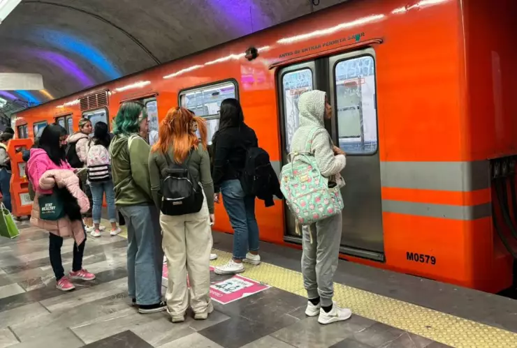 personas esperando el Metro CDMX