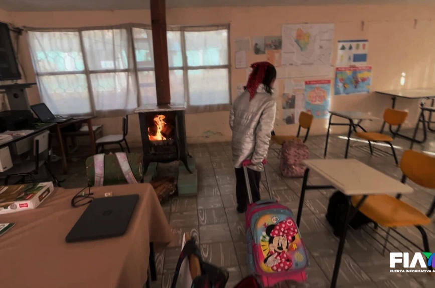 Pese al frío, los alumnos de la comunidad de La Silla en Durango llegan a clases.
