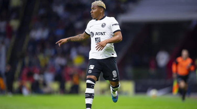 Roger Martínez en un juego con el América