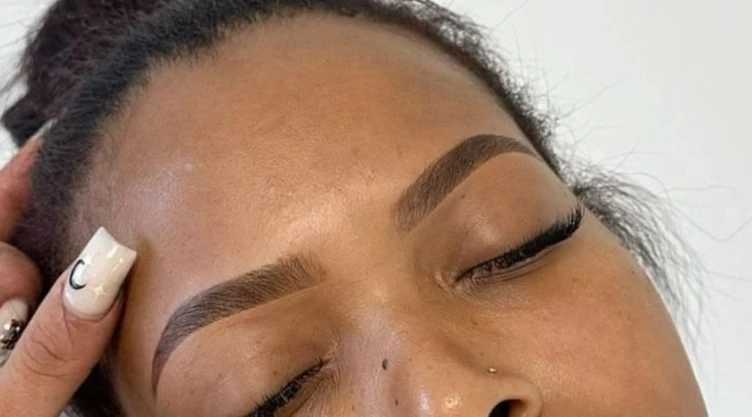 5 estilos de cejas microblading para mujeres morenas