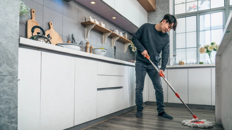 La forma ideal de trapear tu piso para acabar con las hormigas