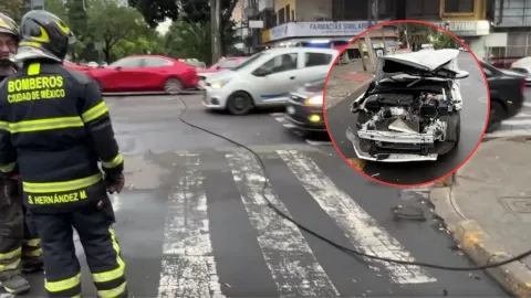 CDMX: Auto se atora con cable de Trolebús y termina destrozado en la Benito Juárez