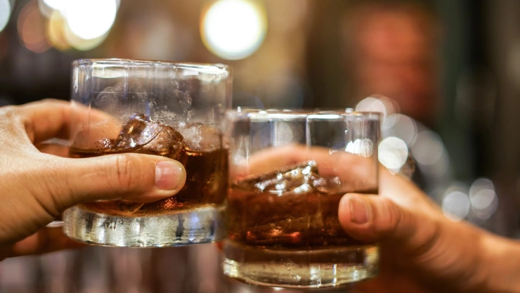 El mejor whisky para disfrutar con hielo, según la Profeco