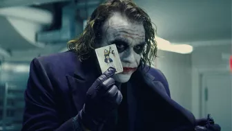 Batman: El caballero de la noche
Con la ayuda del teniente Jim Gordon y del Fiscal del Distrito Harvey Dent, Batman mantiene a raya el crimen organizado en Ciudad Gótica. Todo cambia cuando aparece el Joker, un nuevo criminal que desencadena el caos y aterra a los ciudadanos.