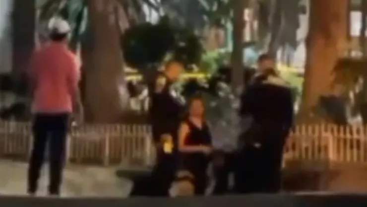 Pareja separada por policías en Colombia