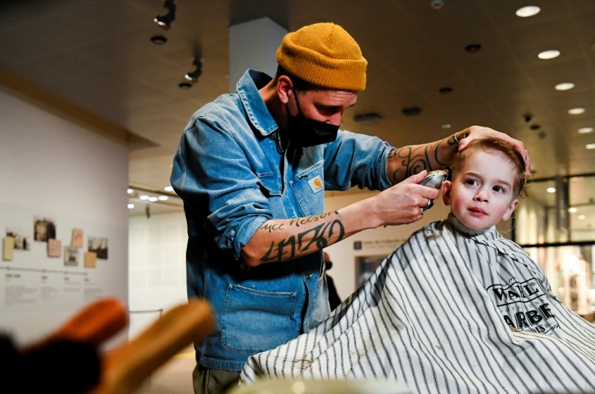 Hasta los niños se pudieron cortar el cabello en algún museo de Holanda.