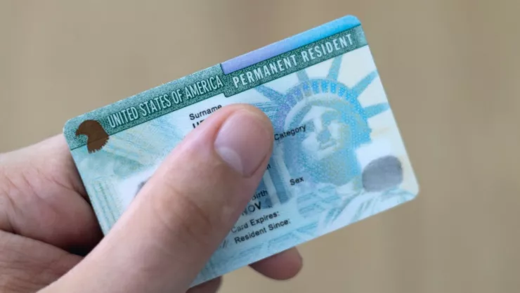 Una persona sostiene una Green Card.