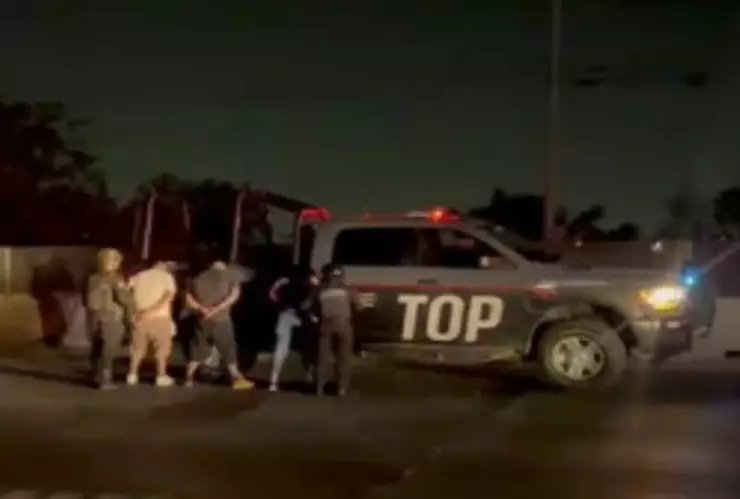 Persecución en Nuevo León (NL) termina en fuerte choque: Hay tres detenidos con armas y drogas