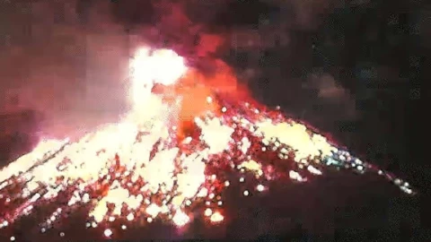 Estalla el Popocatépetl.jpg