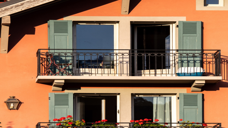 Hombre cae de balcon