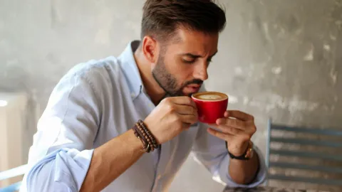 Hombre tomando taza de café