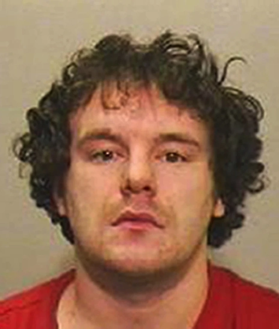 Elliott, que sollozó en la audiencia, había escrito inicialmente que iba a matar a su padre y que iba a “acelerar de ahí en adelante”.