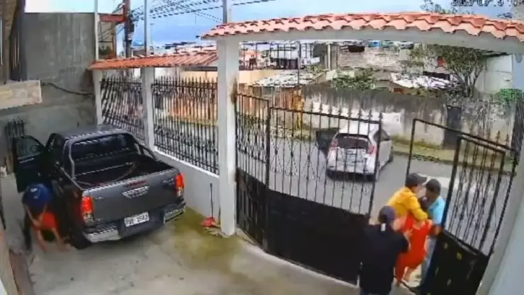 VIDEO: “Llévame a mi”; hombre grita al ver cómo secuestran a su esposa