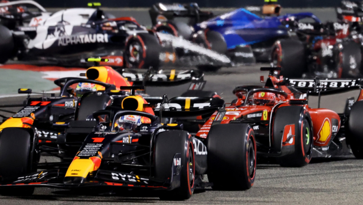 Autos de la F&oacute;rmula 1 compiten en el Gran Premio de Bar&eacute;in