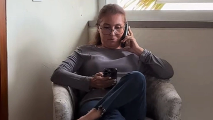 Madre mexicana regaña a presunto extorsionador.jpg