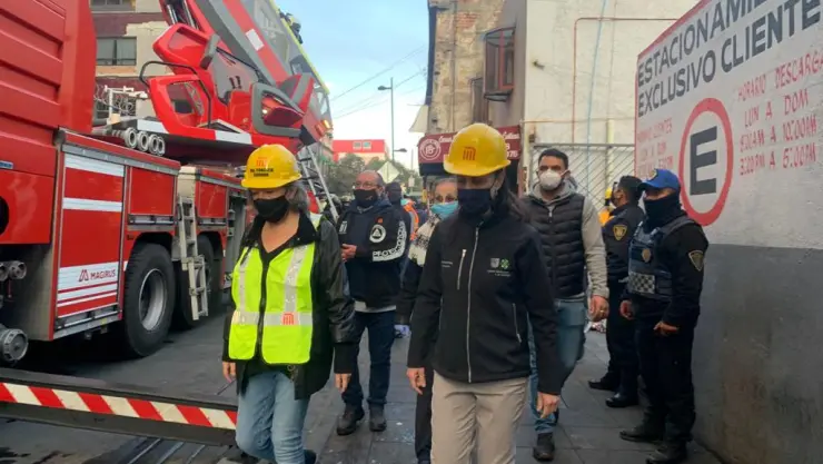Claudia Sheinbaum permanece en el lugar del incendio para supervisar los trabajos.