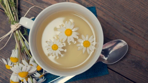 El té de manzanilla sus beneficios si se toma en la noche