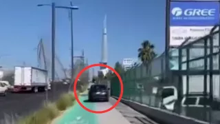 vehiculo transita por el paso peatonal y bicis.jpg