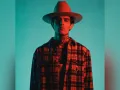 Adriel Favela, nacido el 26 de agosto de 1993 en Sinaloa, es el nuevo rostro del regional mexicano. Multiinstrumentista desde niño piano, acordeón, batería y compositor nato, debutó oficialmente a los 18 años con Favela por Herencia