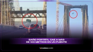 Baño portátil se desploma desde las alturas; cubre a automovilistas con heces fecales