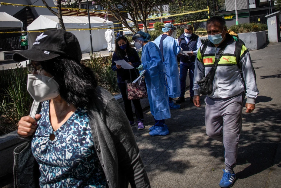 Personas se forman para poder realizarse la prueba rápida para la detección de covid-19 en el macro kiosco instalado en la explanada del metro Mixcoac.