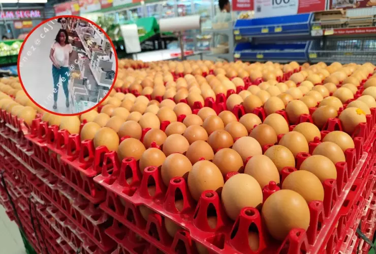 mujer se hace una limpia en un supermercado
