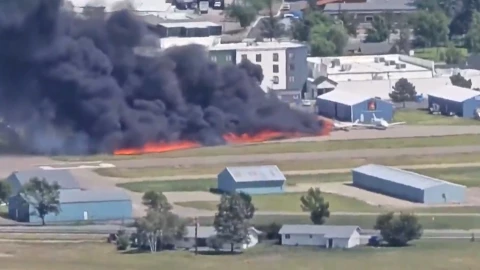 Aterrizaje fallido en Montana termina en choque de aviones y gran incendio. No hubo heridos graves, pero sí daños considerables.