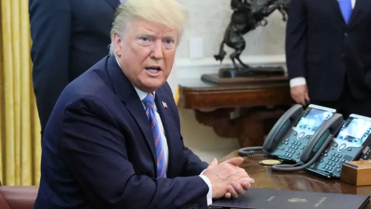 El presidente de EEUU, Donald Trump, hablando con periodistas en un acto en el Salón Oval de la Casa Blanca. imagen, AP.