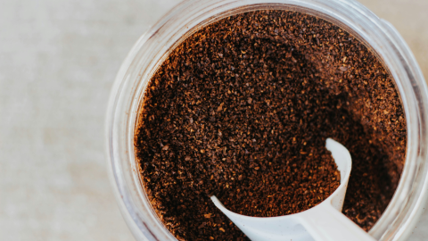 Termina con los malos olores en tu armario al mezclar café usado