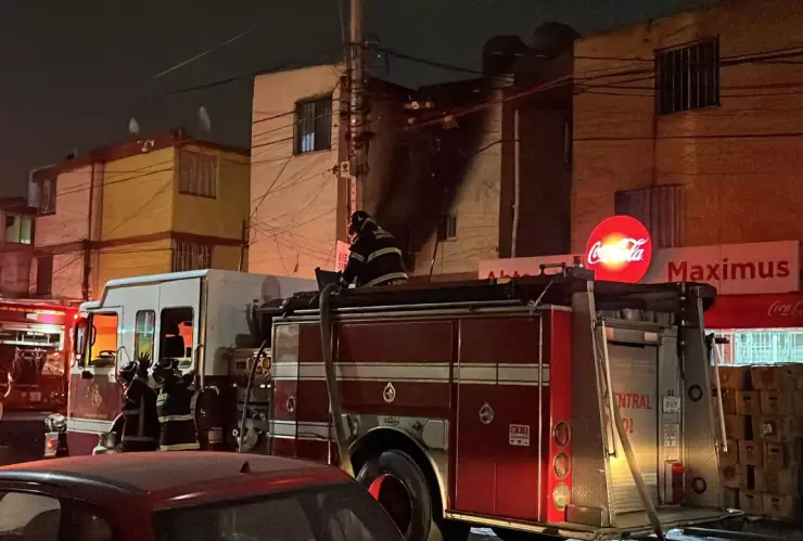 Fuerte incendio consume una casa en la colonia Morelos, de la CDMX