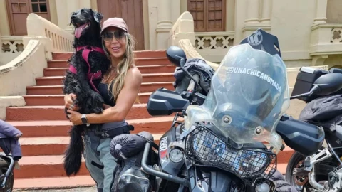 Conoce a Uma, la perrita rescatada del frío que recorre América en moto junto a su dueña